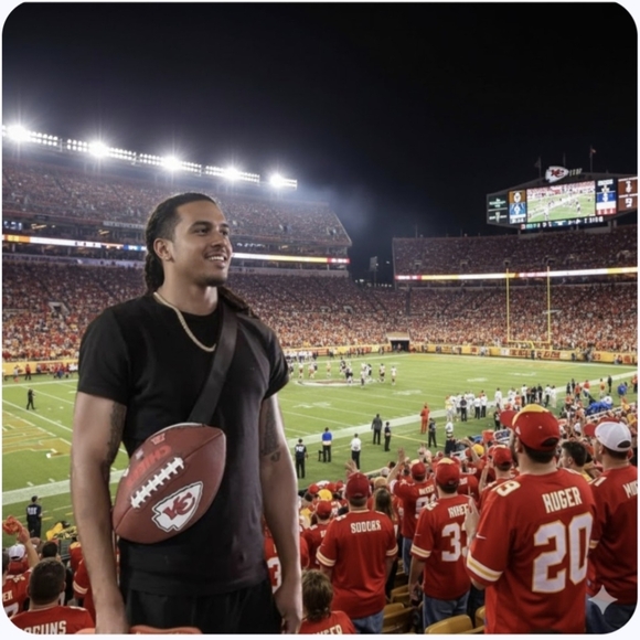 @HELPMEHELPU IS LIVE! - Picture 4 of 13